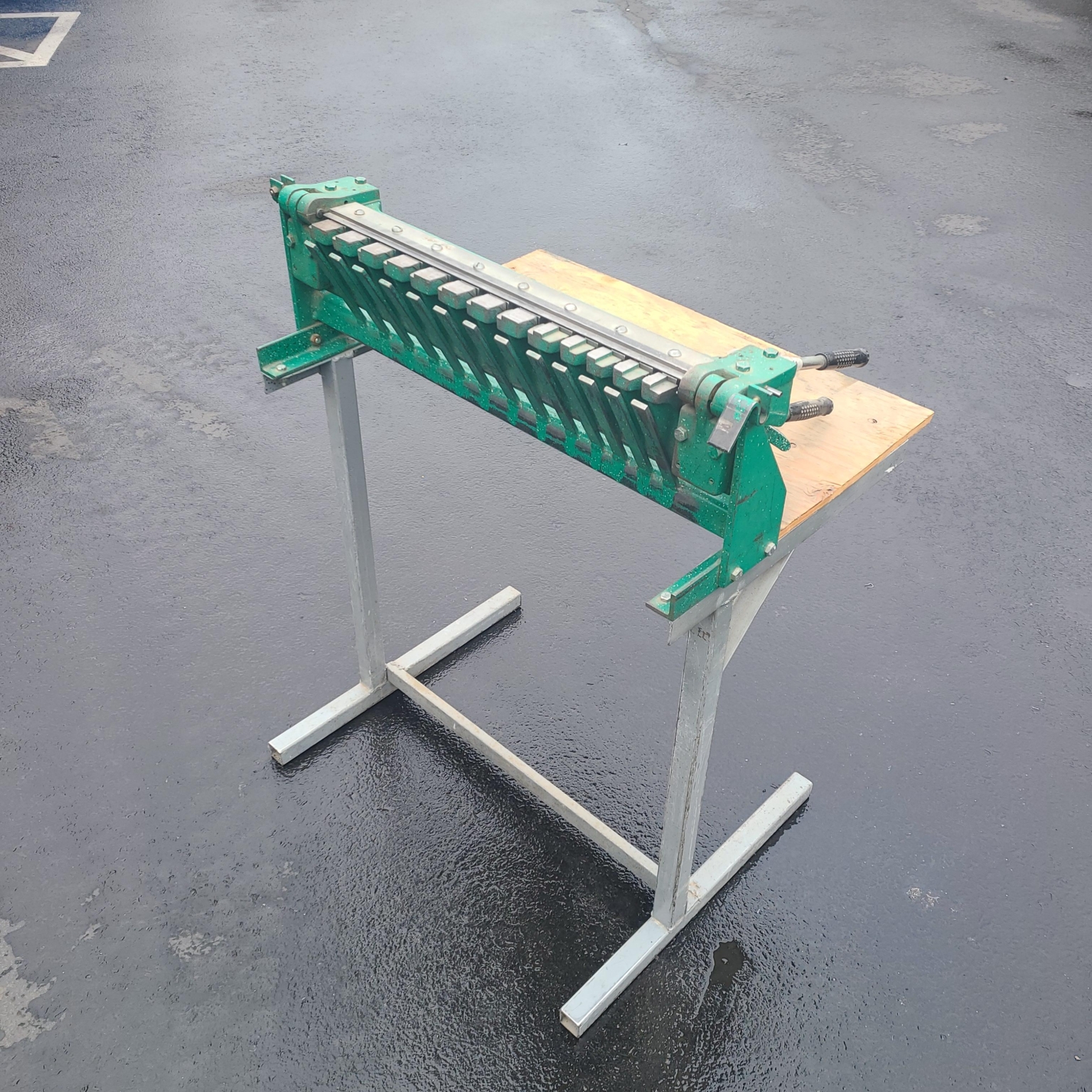 U14627C Used Tennsmith 24" cleat bender on stand Benoit Sheet Metal